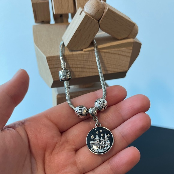 Harry Potter Jewelry ✨ Silver Bracelet with 3 charms - Hogwarts and Spells - Picture 2 of 3